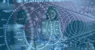 Stratejimizi tartışıyoruz. Ofis odasındaki koltukta oturan iki meslektaşımız veri görselleştirmesi ile konuşuyor. İş gelişigüzel, profesyonel çevre, modern tasarım, kurumsal iletişim, teknoloji, yenilik, ağ