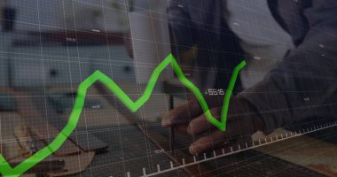 Ofis masasında kalemle yeşil çizelgeyle yazı yazan profesyonel eller. Şirket, veri analizi, üretkenlik, modern, profesyonel, teknoloji, yenilik