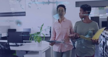 Yürüyen iş kadınları açık planlı ofiste verileri tartışıyorlar, sarı mavi klasörler, veri örtüleri. İşbirliği, yenilik, teknoloji, üretkenlik, takım çalışması, modernlik, profesyonellik