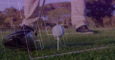 Bej rengi golf pantolonu giyen bir golfçü çim sahasında topun arkasına şebeke kaplamalı bir sürücü hedefliyor. Spor, doğruluk, teknoloji, kesinlik, açık hava, eğlence, rekabet