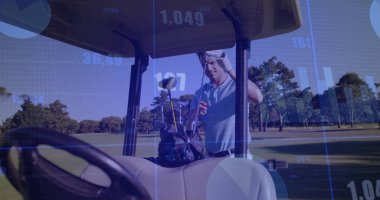 Golf çantasından golf arabasının yanına polo ve pantolon giyerek golf sopası seçiyor. Açık hava, boş zaman, atletik, minimalist, spor, rekabet, prim