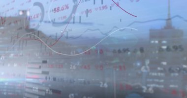 Şehrin ufuk çizgisinde yarı saydam finansal veriler kırmızı şamdan desenleriyle gösteriliyor. Finans, teknoloji, analitik, yatırım, veri görselleştirme, kentsel, modern