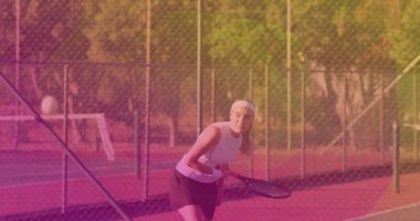 Spor kıyafetleri giymiş bir kadın kırmızı kortta, çizgilerde, çitlerde, bankta, fotokopi alanında şut çekiyor. Sporcu, spor, açık hava, fitness, rekabet, canlı, dinamik