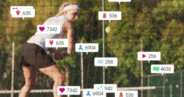 Tebligat simgeleriyle sahada raket sallayan vitesli bir tenisçi. Kopya alanı. Sporcu, spor, eğlence, açık hava, spor, motivasyon, yarışma