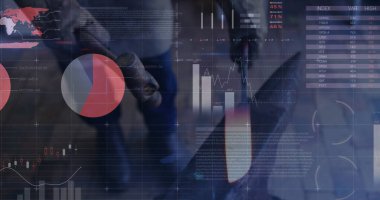 Takım elbiseli adam, şirket ofisindeki finansal verileri şeffaf dijital arayüzle analiz ediyor. Finansal, analitik, teknoloji, veri görselleştirme, girişim, iş dünyası, yenilik