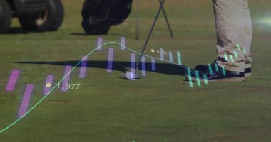 Golfçüyü golf sopası, beyaz top, el arabası ve veri örtüsü ile yeşile boyamak. Atletik, hassas, strateji, spor, açık hava, modern, performans