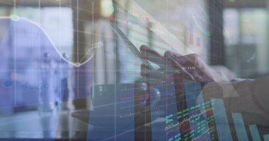 Takım elbiseli eller, finansal veri örtüleriyle ofisteki akıllı telefon ekranında geziniyor. İş, teknoloji, analitik, finans, dijital, kurumsal, profesyonel