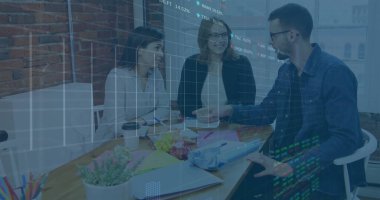 Modern ofis toplantı odasında diz üstü bilgisayar ve saksı bitkisiyle el kol hareketi yapan ve dinleyen üç iş arkadaşı. İşbirliği, takım çalışması, modern işyeri, beyin fırtınası, profesyonel, yaratıcı, iletişim