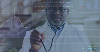 Hastane koridorunda steteskop verilerini gösteren laboratuvar önlüğü giyen bir doktor. Tıbbi, sağlık, teknoloji, analitik, yenilik, klinik, profesyonel