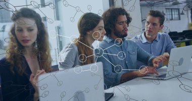 Ofis çalışanları iş kıyafetleri içinde dizüstü bilgisayarlarla ve ağ örtüsüyle masa başında iş birliği yapıyorlar. İşbirliği, takım çalışması, yenilik, şirket, dijital, modern, beyin fırtınası