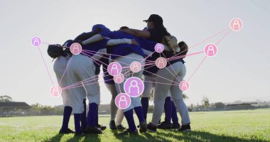 Yedinci maçtan önce eldiven tutan softbol oyuncuları sahada pembe ağlarla kol kola giriyorlar. Takım, liderlik, işbirliği, birlik, atletik, açık hava, dijital