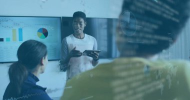 Açık bluzlu, elinde tablet, çizelge ve kod yansımalarıyla ofisteki verileri açıklayan kadını takdim ediyorum. İşbirliği, analitik, teknoloji, takım çalışması, yenilik, şirket, dijital