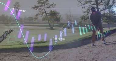 Golfçüyü hazırlıyorum. Sığınakta, analizlerde, kopyalama alanındaki beyaz golf topuna kum takozu atıyor. Spor, eğlence, açık hava, eğlence, teknoloji, performans, odaklanma.