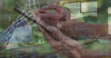 Son sınıf öğrencileri modern ofis çalışma alanındaki akıllı telefon ekranını işaretler ve grafiklerle dinliyorlar. Teknoloji, finans, yatırım, dijital, çalışma alanı, analitik, profesyonel