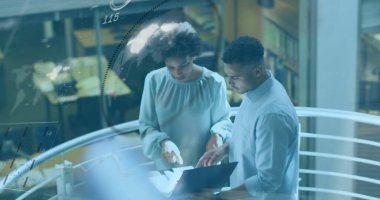 İç balkon korkuluklarındaki kağıtların yanındaki dizüstü bilgisayarı analiz eden meslektaşlarım. İşbirliği, analitik, teknoloji, kentsel, modern, yenilik, takım çalışması