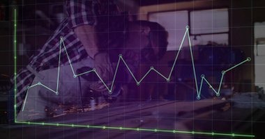 Metal işçisi eldiven takıyor, atölyedeki levhada açı öğütücü kullanıyor, kıvılcımlar, dijital grafikler. Sanayi, zanaat, teknoloji, imalat, kesinlik, yenilik, dayanıklılık