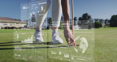 Golf kıyafeti giyen bir golfçü, hologramlarla yeşili birleştirmeye çalışıyor. Spor, teknoloji, yenilik, açık hava, profesyonel, analitik, fitness