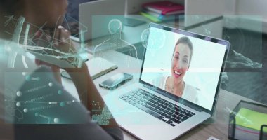 Bilgisayarlı akıllı telefon ve veri aktarımlarıyla ofis masasında oturan olgun bir adama çevrimiçi çağrı katılıyor. Profesyonel, işbirliği, teknoloji, araştırma, yenilik, çalışma alanı, iletişim