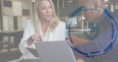 Beyaz ve koyu renk ceketli meslektaşlar ofis odasındaki dizüstü bilgisayarı üst üste koyuyor. İşbirliği, takım çalışması, modernlik, dijital arayüz, profesyonel, yenilik, birlikte çalışma