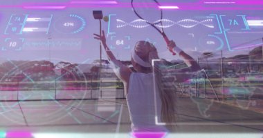 Tenisçi dışarıda sahaya top atıyor. Üzerinde HUD grafikleri olan güneşlik takıyor. Sporcu, spor, yarışma, teknoloji, performans, fitness, açık hava