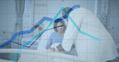 Stetoskop ve veri örtüsüyle koğuştaki kadın hastaya bakan doktora danışıyorum. Tıbbi, sağlık, analiz, teşhis, izleme, klinik, profesyonel