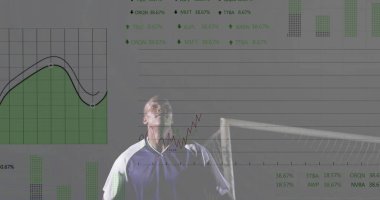 Analizci futbol forması giyen sporcu, hedeflenen veri görselleriyle sahaya doğru bakıyor. Sporcu, spor, analiz, performans, fitness, stadyum, veri görselleştirme