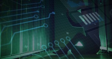 Çömelmiş teknisyen sunucu odasındaki rafları dizüstü bilgisayarla kontrol ediyor ve üst üste koyuyor. Kopyalama alanı. Teknoloji, siber güvenlik, dijital, yenilik, bağlantı, veri, ağ