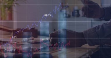 Not defterine dizüstü bilgisayarı, kupası, bitki sergisi çizelgesi olan Afro-Amerikalı bir adam. Profesyonel, çalışma alanı, analitik, üretkenlik, modern, iş dünyası, veri