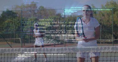 Açık tenis kortunun yanında raket tutan beyaz oyuncu kod kaplamalı, kopyalama alanı. Spor, rekabet, atletizm, dijital, fütüristik, takım çalışması, açık hava