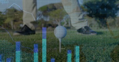 Golf topunu tee box 'ta beyaz tişörtte, haki renkli golfçü ve analitik kaplamalı. Spor, kesinlik, teknoloji, açık hava, eğlence, analitik, şirket