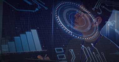 Laboratuvarda dokunmatik dokunmatik ekranı olan Koreli mühendis holografik örtülerle, kopyalama uzayı. Teknoloji, veri, yenilik, fütürizm, analitik, dijital, bilim