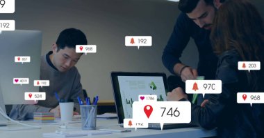 İş arkadaşlarının dizüstü bilgisayarlarda yazı yazması ve toplantı odasındaki not defterlerine yazı yazması, bilgilendirme simgeleri. Profesyonel, takım çalışması, yenilik, modern, kurumsal, dijital, üretkenlik