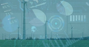 Rüzgâr türbini çiftlikte verileri tarıyor, güneş panelleri, pasta grafikleri ve devre kalıpları var. Yenilenebilir, sürdürülebilirlik, teknoloji, yenilik, çevre dostu, temiz enerji, dijital arayüz