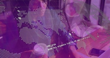 Toplantı masasında dizüstü bilgisayarlı, takım elbiseli kadın profesyonellerin yazılı belgelerini inceliyorum. Teknoloji, bağlantı, yenilik, şirket, dijital, işbirliği, iş