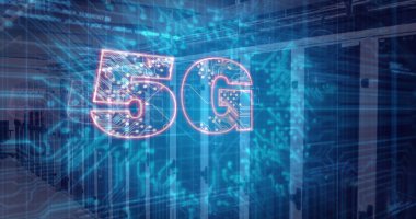 Süzülen 5G hologramı veri merkezinde sunucu rafları ve ağ kabloları ile koridorda parlıyor. Teknoloji, veri merkezi, bağlantı, endüstriyel, dijital, siber güvenlik, yenilik