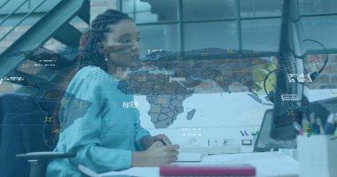 Ofis masasında üzerinde holografik dünya haritası olan deniz mavisi izleme monitörü olan bir kadın, kopyalama alanı. Teknoloji, veri, yenilik, profesyonel, modern, girişimci