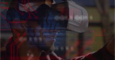 Beyaz VR kulaklık takan VR kullanıcısı teknoloji merkezini araştırıyor, kırmızı devre grafikli ve bulanık ekranlı. Fütürist, sürükleyici, sibernetik, dijital, yenilik, teknoloji, sanal