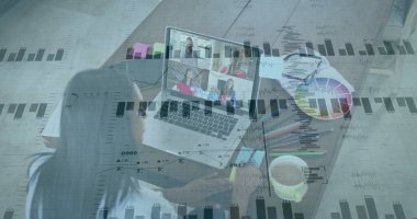 Dizüstü bilgisayarda çalışan iş birlikçi bir kadın. Ev telefonunda renk çarkı, kupası, fotokopi makinesi olan bir kadın. Uzaktan çalışma, dijital işbirliği, ev ofisi, görsel veri, yaratıcı çalışma alanı, iletişim teknolojisi, serbest meslek