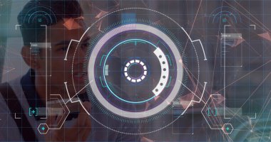 Akıllı telefonu tutan, ofiste holografik arayüz kullanarak tişört giyen, ağ düğümleri gösteren bir adam. Teknoloji, yenilik, dijital, fütüristik, iletişim, üretkenlik, zarafet