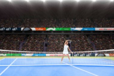 Tenisçi kadının kortta oynayışının birleşik görüntüsü