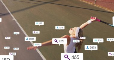 Sahada beyaz kolsuz tişört giyen tenisçi raket tutuyor, dijital ikonlar, fotokopi alanı. Sporcu, spor, çağdaş, dinamik, açık hava, dijital, rekabetçi