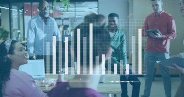 Renkli tişörtlü beş meslektaşı, açık planlı ofiste bar grafiğini inceliyor. İşbirliği, takım çalışması, veri analizi, modernleşme, dijital etkileşim, iş toplantısı, profesyonel çevre