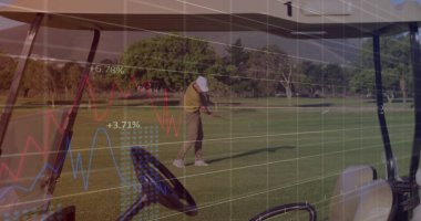 Sahada, golf sopası, top ve grafik kaplamalı, beyaz şapkalı, salıncak hazırlayan bir golfçü. Atletik, boş zaman, açık hava, manzara, performans, hassasiyet, sağlıklı