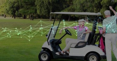 Golf çantalı, golf sopalı, beyaz golf arabası süren olgun bir çift bekliyor. Yaşam tarzı, boş zaman, açık hava, eğlence, zarafet, manzara, aktivite