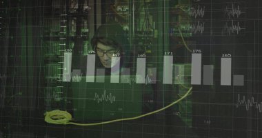 Veri merkezi sistemlerinin izlenmesi, laptopta Korece yazılar, sarı kablo ve sunucu rafları. Teknoloji, siber güvenlik, ağ, dijital, altyapı, analiz, izleme