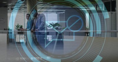 Eğik meslektaşlar bitkilerle atriyum parmaklıkları, dijital kaplama, kopyalama alanı gibi fikirleri tartışıyor. İş, işbirliği, yenilik, teknoloji, mimari, profesyonel, kentsel