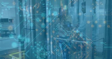 Bilgi işlem uzmanları veri merkezinde tablet ve ethernet kablolarıyla sunucu raflarını inceliyor. Teknoloji, ağ, altyapı, veri, siber güvenlik, dijital, yenilik