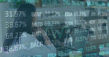 Ofis masasındaki bilgisayardaki ticaret verilerini kahve fincanı ve fotokopi makinesiyle izleyen yetişkin bir kadın. Profesyonel, işbirliği, modernlik, teknoloji, finans, konsantrasyon, çalışma alanı