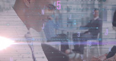 Takım elbiseli bir işadamı konferans odasında dizüstü bilgisayarları, not defterleri ve kod kaplamalarıyla akıllı telefonu kontrol ediyor. Teknoloji, işbirliği, dijital, yenilik, şirket, modern, takım çalışması