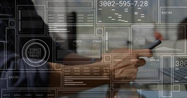 Ofis masasında, üzerinde yüzen veri grafikleri olan takım elbise giyen bir stil analisti tutuyor. Teknoloji, veri görselleştirme, finansal, kurumsal, yenilik, dijital, analiz